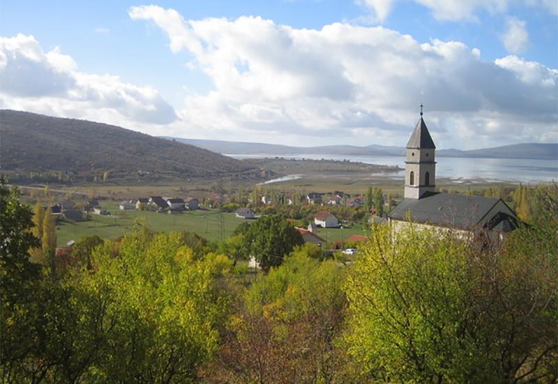Crkva u Prisoju - U Prisoju zvonila zvona za nadbiskupa Kutlešu; čestitke stigle iz cijele BiH