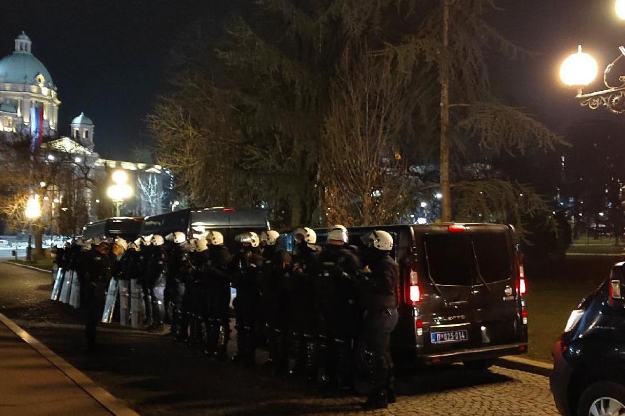 Prosvjedi u Beogradu - Desničari na prosvjedu u Beogradu probili zaštitnu ogradu, intervenirala i policija