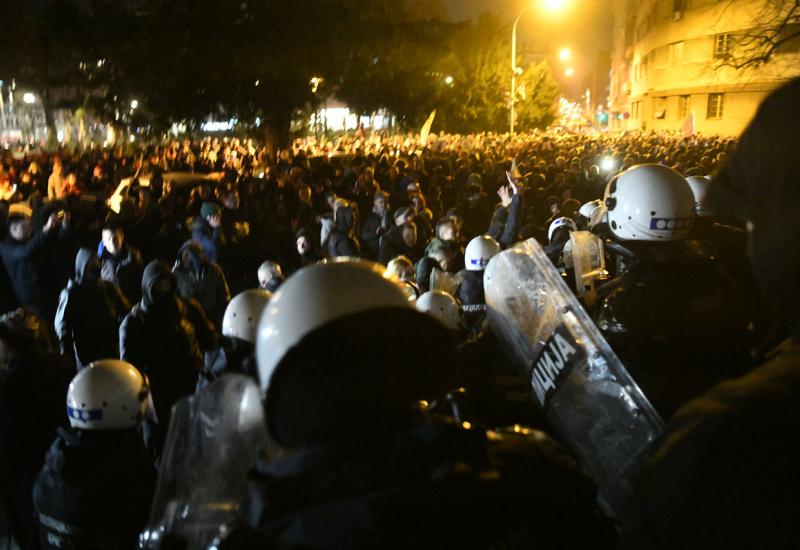 Desničari na prosvjedu u Beogradu probili zaštitnu ogradu, intervenirala i policija