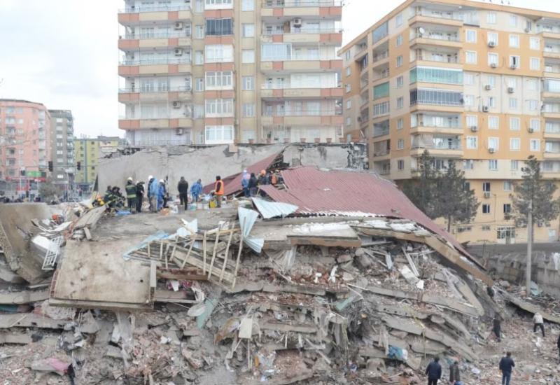 Zbog urušavanja zgrada u Diyarbakiru uhićeno 15 osoba, šestero u bijegu