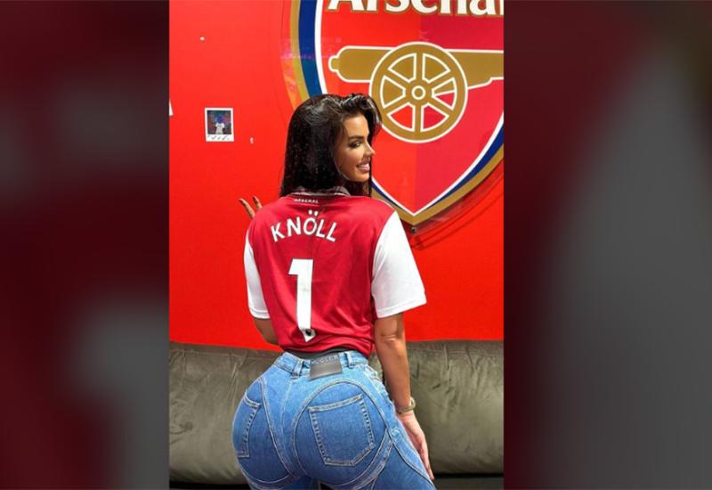 Knoll u loži Arsenala pratila utakmicu u skupim dizajnerskim trapericama - Knoll u loži Arsenala pratila utakmicu u skupim dizajnerskim trapericama
