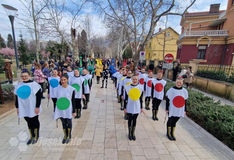 Društvene igre zavladale Mostarom - karnevalska povorka
