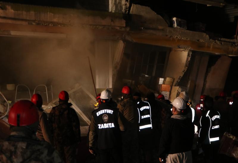 Urušena zgrada nakon novih potresa u Hatayu, nove žrtve