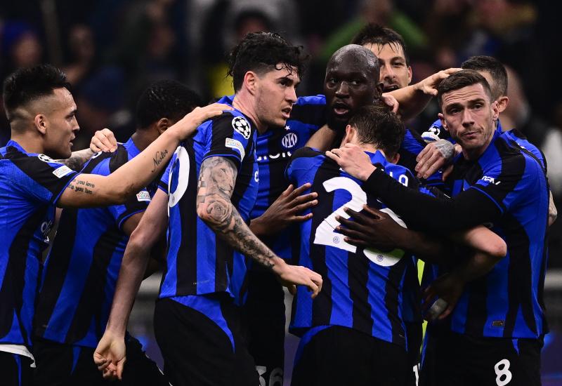 Slavlje igrača Intera nakon pogotka Lukakua - Inter golom Lukakua slavio protiv Porta