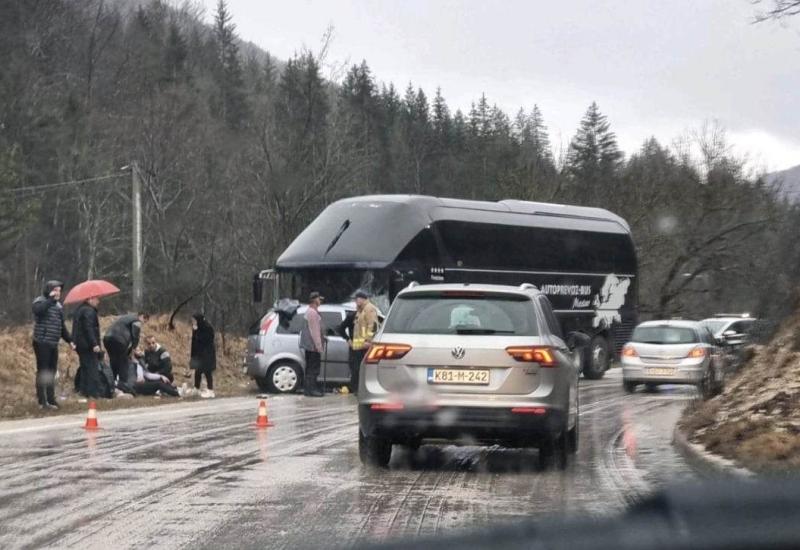 U teškoj prometnoj nesreći sudjelovali Veležov autobus i osobno vozilo: Šest osoba ozlijeđeno