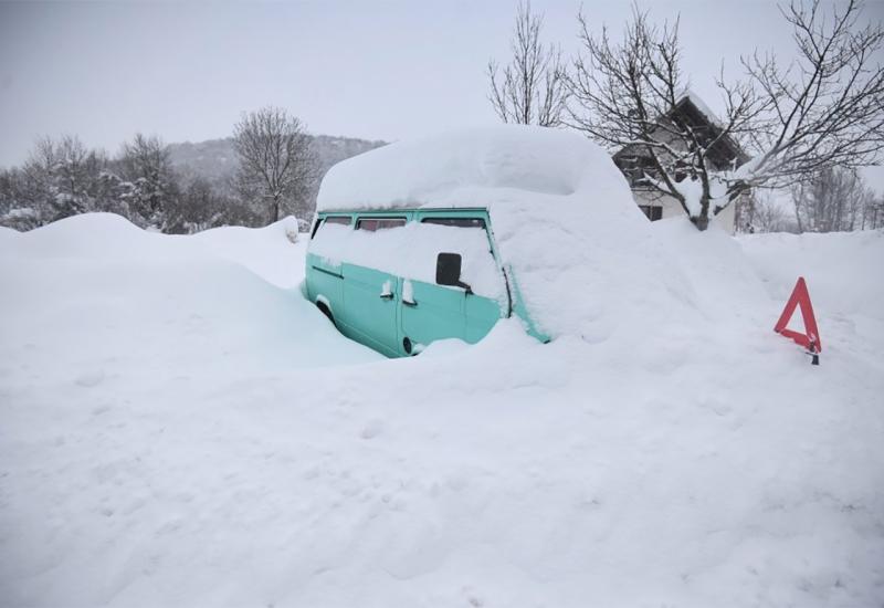 Snježno nevrijeme praćeno orkanskom burom paraliziralo Hrvatsku