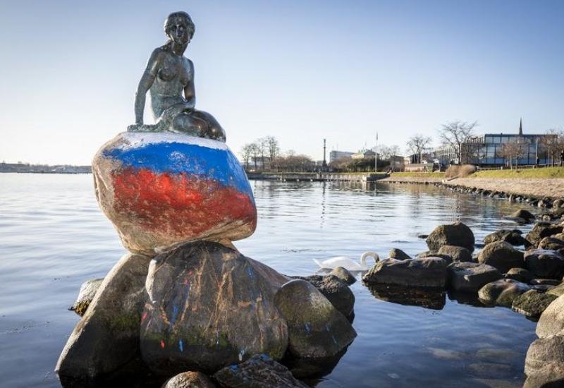 Kip Male sirene vandaliziran, ruska zastava osvanula na postamentu