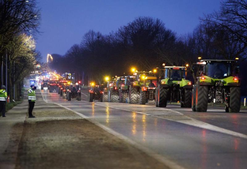 Više od 2.000 traktora na cesti  - Poljoprivrednici nezadovoljni: Više od 2.000 traktora na cesti 
