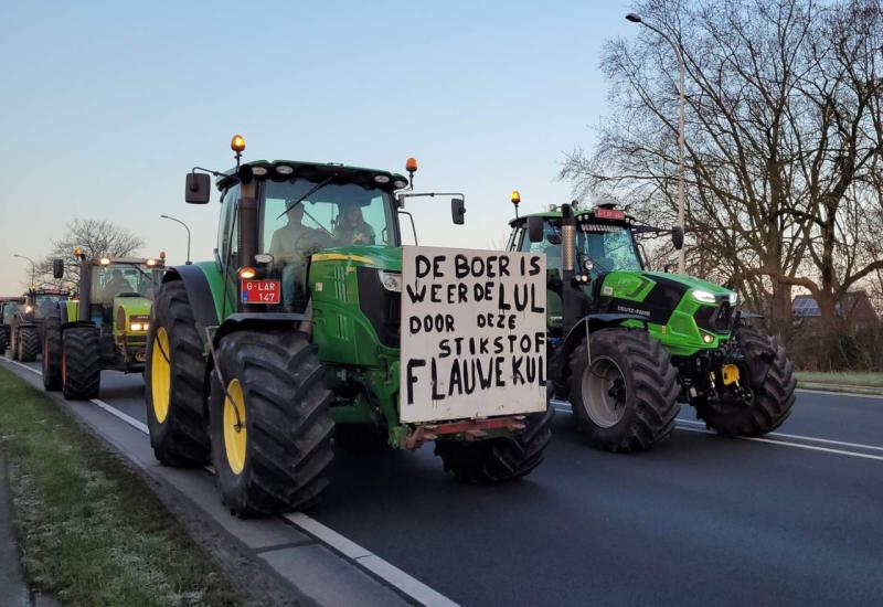 Poljoprivrednici nezadovoljni: Više od 2.000 traktora na cesti 