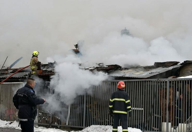 Požar na Stupu u barakama u kojima živi dosta ljudi