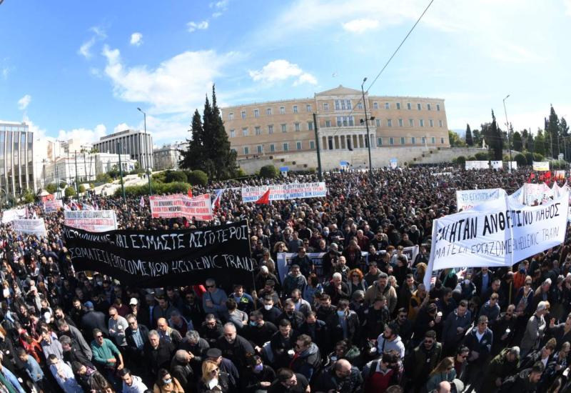 Sukob prosvjednika i policije: Bacali molotovljeve koktele, suzavce, šok-granate 