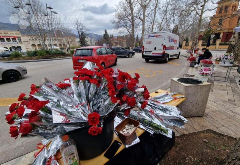 Mostar: Platio štand za cvijeće, došli oni što rade 'na crno' a inspekcije 'ni za lijeka'