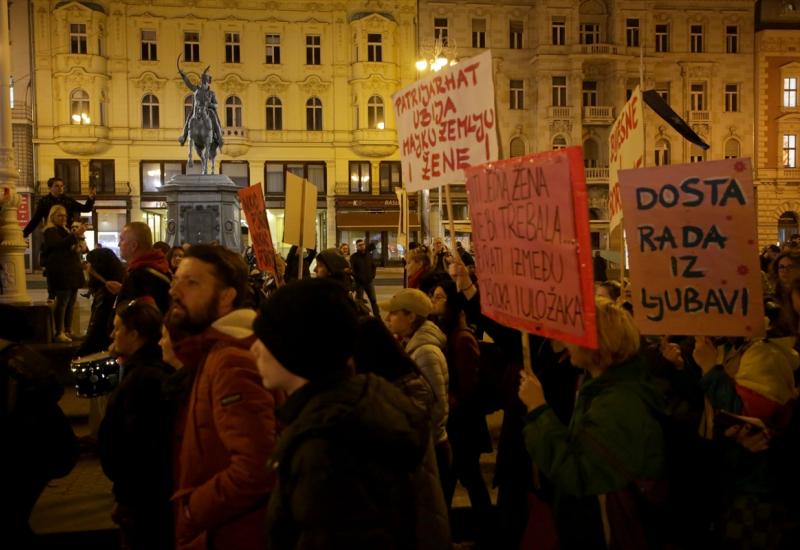 ''Štrajk u kuhinji, štrajk na ulici'': Noćni marš povodom 8. marta okupio više tisuća sudionika
