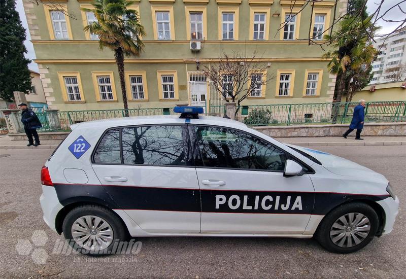 Mostar: Policija sprječava ulazak u srednju medicinsku školu