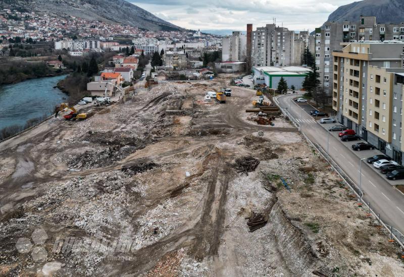 Radovi se izvode na obalama Neretve na mjestu nekadašnje tvrtke Žitopromet - Pogled iz zraka otkriva zapanjujuću površinu najvećeg gradilišta u Mostaru