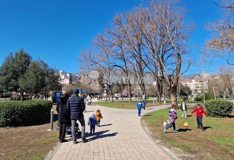 Lijepo vrijeme u Mostaru - FOTO: Lijepo vrijeme izmamilo brojne građane na ulice