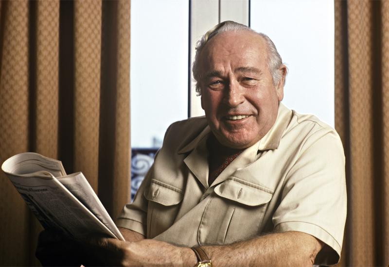 Robert Ludlum (25. svibnja, 1927. New York City - 12. ožujka 2001., Naples, Florida)  - Autor lika Jasona Bournea počeo je pisati u 44. godini života