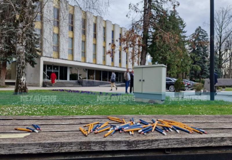 Olovke pred skupštinom | Foto: Nezavisne novine - Čekanje zakona: Novinari polomili olovke pred skupštinom