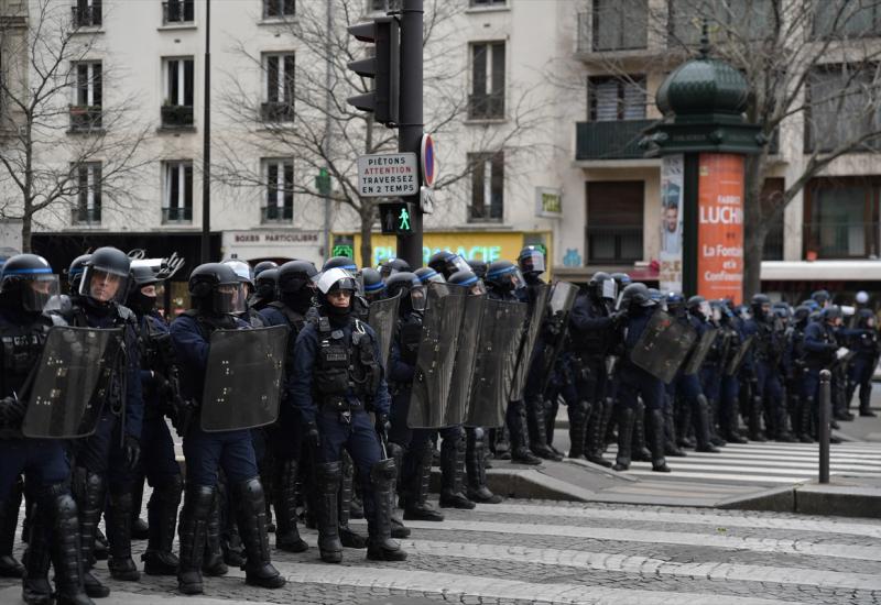 Raste pritisak na Macrona nakon nasilnih nereda