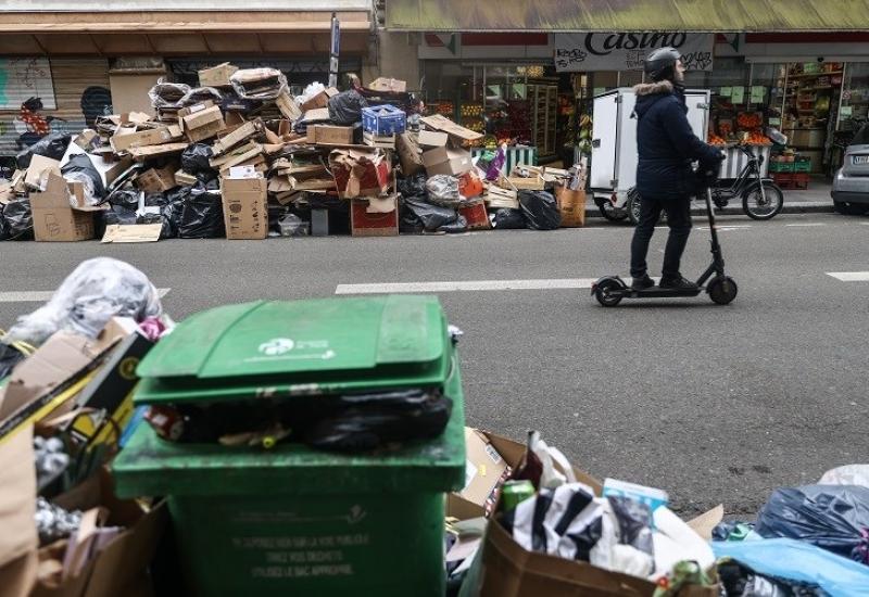 Deset tona smeća na pariškim ulicama - FOTO| Deset tona smeća na ulicama Pariza 