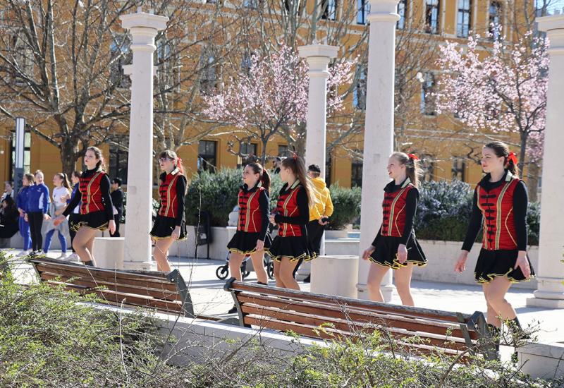 Više od 200 mladih zaplesalo je u Mostaru na plesnoj revoluciji pod nazivom One Billion Rising - Više od 200 mladih zaplesalo na plesnoj revoluciji u Mostaru