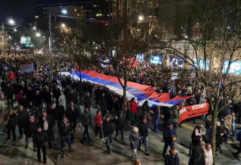 FOTO | Masovan prosvjed u Beogradu zbog Kosova 