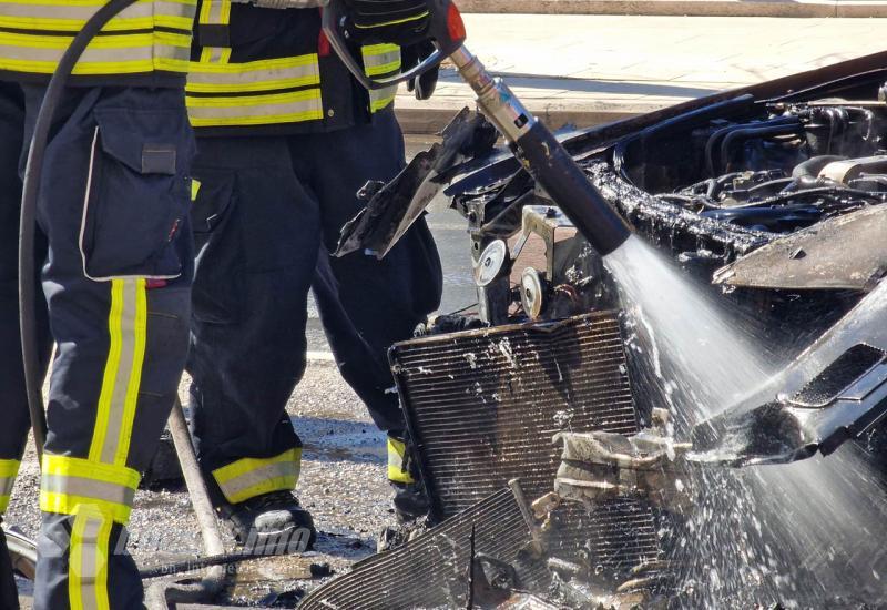 Planulo auto na mostarskom Bulevaru