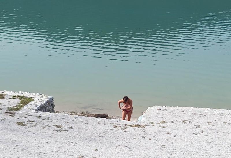 Prvo ovogodišnje kupanje u Jablaničkom jezeru - Prva ovogodišnja kupačica na Jablaničkom jezeru