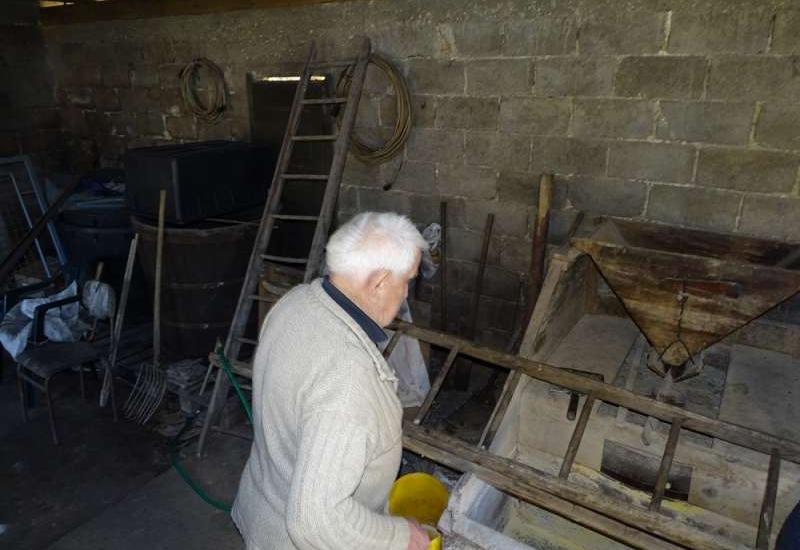Bogdan ima i vlastiti mlin na vodu, a tu je još sačuvana i prirodna mašina za pranje veša. - Život na tromeđi Like, Bosne i Dalmacije