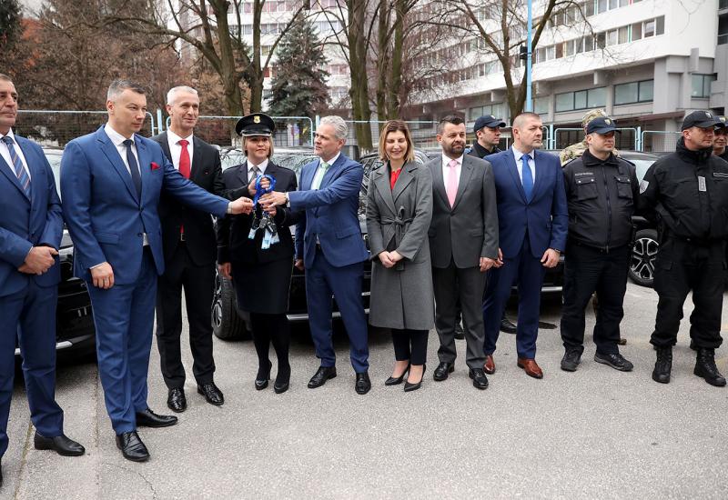 Europska unija donirala deset terenskih vozila za Direkciju za koordinaciju policijskih tijela BiH - Europska unija donirala deset terenskih vozila za Direkciju za koordinaciju policijskih tijela BiH