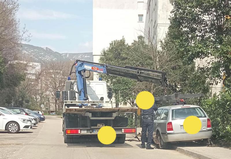 I to se dogodilo u 2023. godini: U Mostaru pauk uklonio nepropisno parkirano vozilo