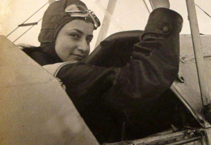 Sabiha Gökçen (Bursa, 22. ožujka 1913. - Ankara, 22. ožujka 2001.) - Prva borbena pilotkinja, Sabiha Gökçen, bila je bošnjačkog podrijetla 