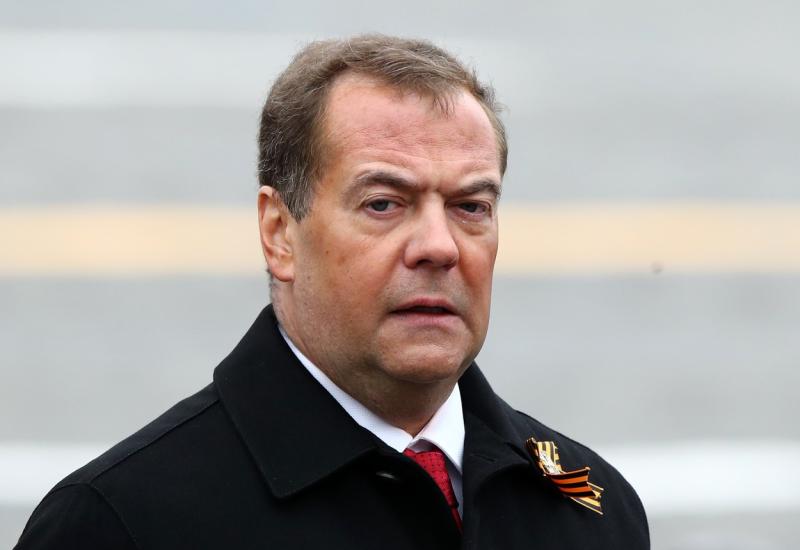 Medvedev: 'Zapad je potpuno lud! Treći svjetski rat je sve bliže!'