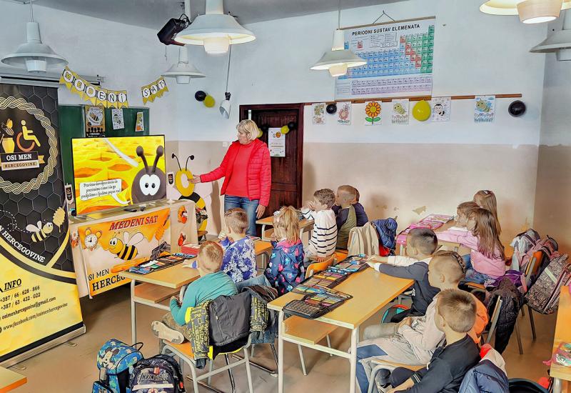 Po završetku sata djeci i nastavnom osoblju gosti iz OSI MEN su uručili prigodne poklone kao podsjetnik na Medeni sat - Mostar: Pčelinji sat u školi