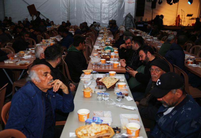 Iftar u šatorskom naselju - Mnoge žrtve potresa prvi iftar dočekali u šatorskim naseljima