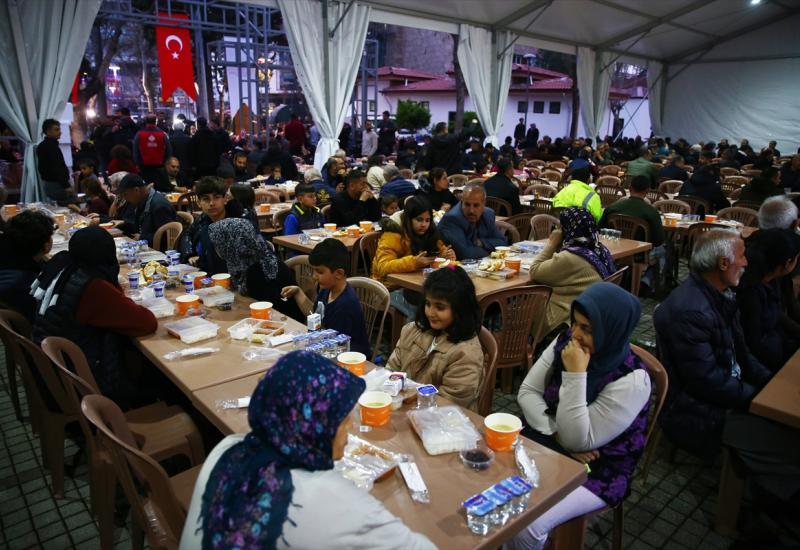 Mnoge žrtve potresa prvi iftar dočekali u šatorskim naseljima