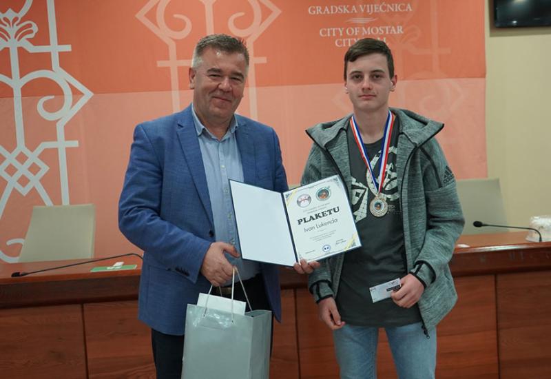 Salem Marić i Ivan Lukenda - Mostar: Nagrađeni najbolji učenici u kvizu znanja o odvajanju otpada