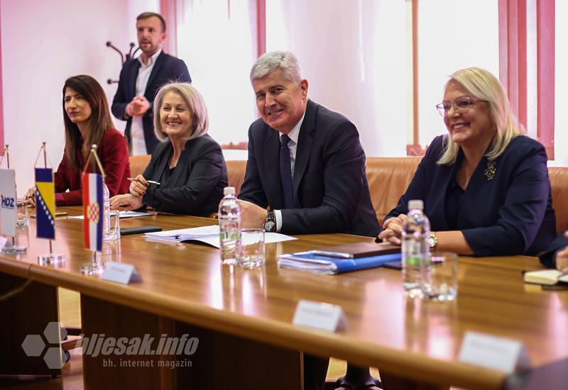 Domačini s osmjehom dočekali goste iz Sarajeva - Počeo sastanak u Mostaru