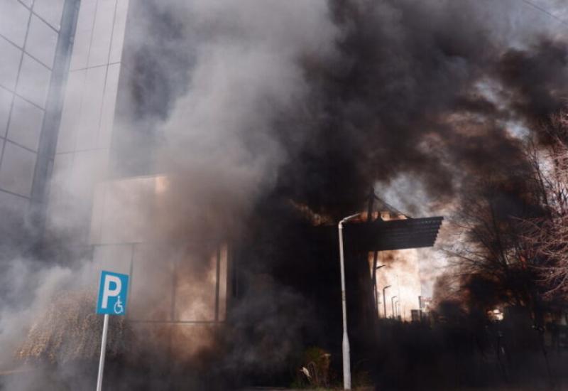 Priština - Bačene dimne bombe na zgradu vlade u Prištini