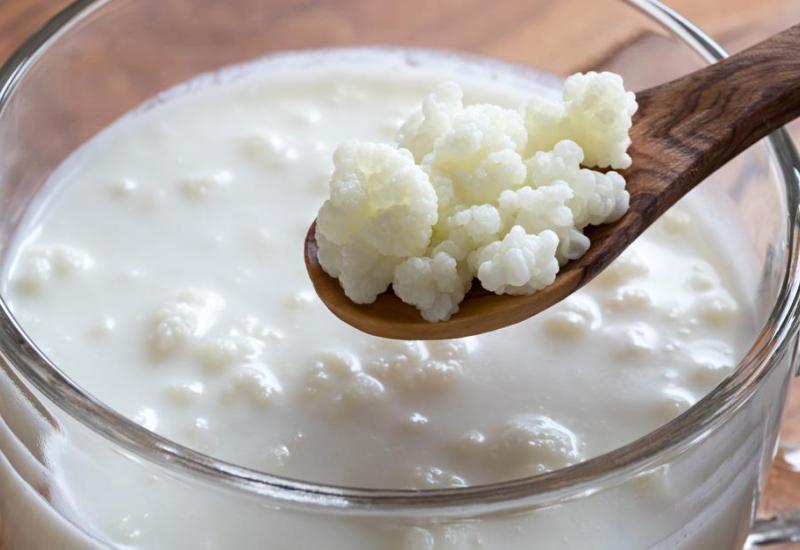 Zašto je kefir "bolji" od jogurta i tko ga sve smije konzumirati?