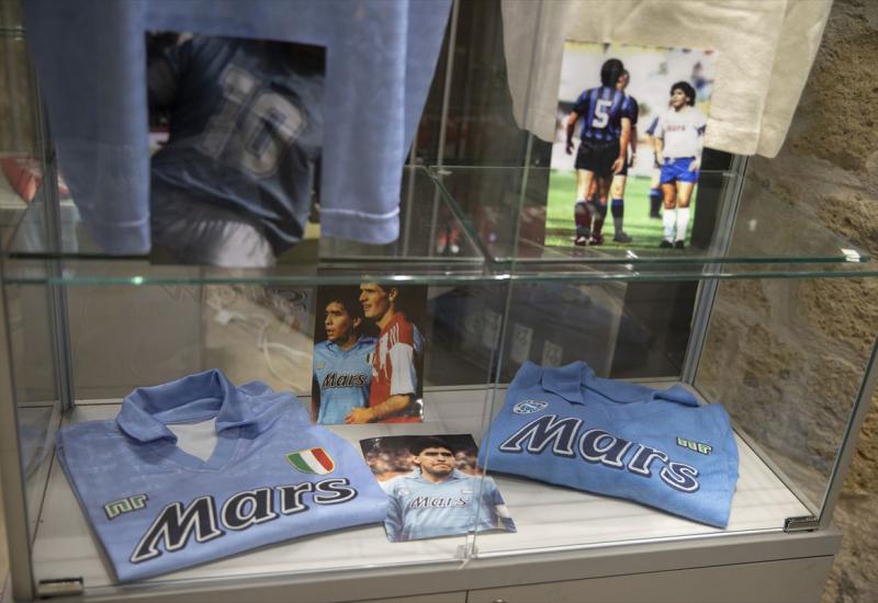 Zovem se Diego i dolazim iz Napulja - Italija: Izložba stvari argentinske nogometne legende Maradone