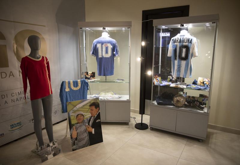 Zovem se Diego i dolazim iz Napulja - Italija: Izložba stvari argentinske nogometne legende Maradone