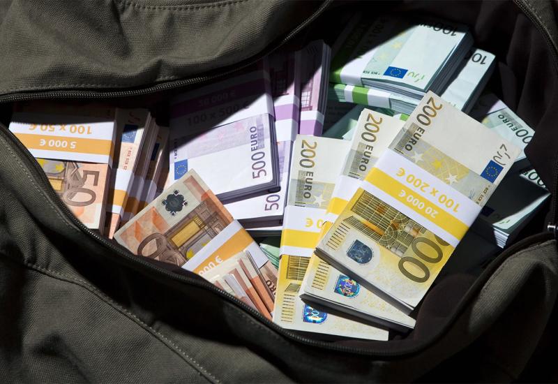 Zašto Europljani masovno povlače svoj novac iz banaka i što rade s njim?