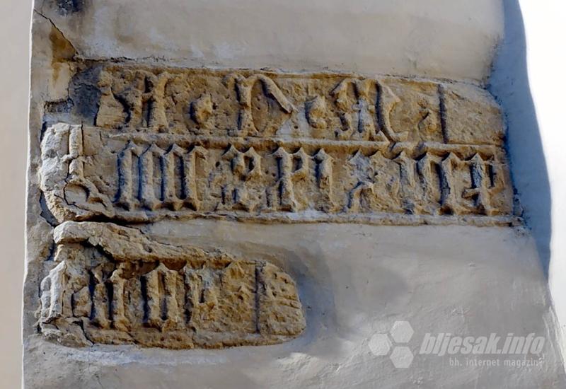 Jedan od starih natpisa na Brdskoj crkvi - Sighișoara, stoljetna prijestolnica Transilvanije i rodni grad grofa Drakule (Transilvanijom uzduž & poprijeko 10)