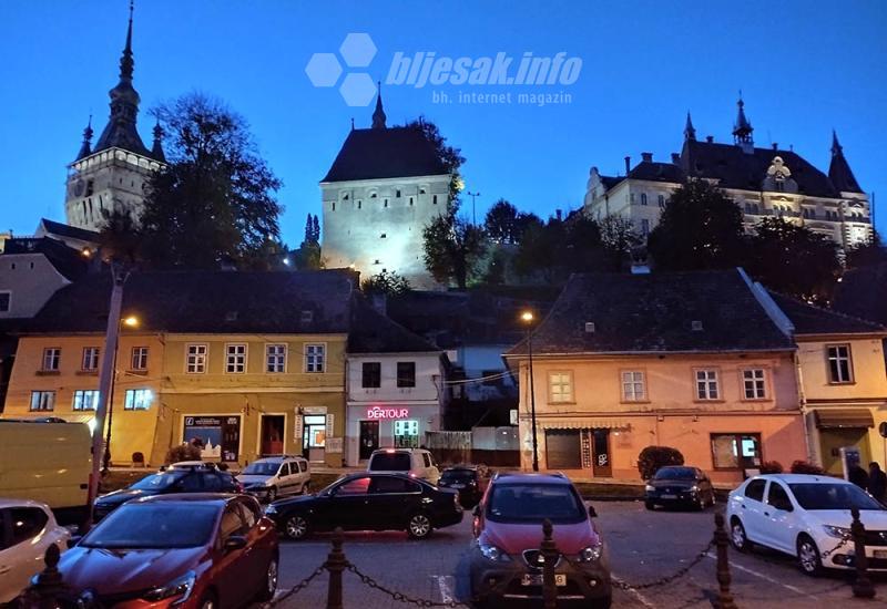 Bjelina dana polako uzmiče pred noćnom tminom - Sighișoara, stoljetna prijestolnica Transilvanije i rodni grad grofa Drakule (Transilvanijom uzduž & poprijeko 10)