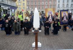 Fotografije iz Zagreba: S jedne strane mole, s druge prosvjeduju protiv njih