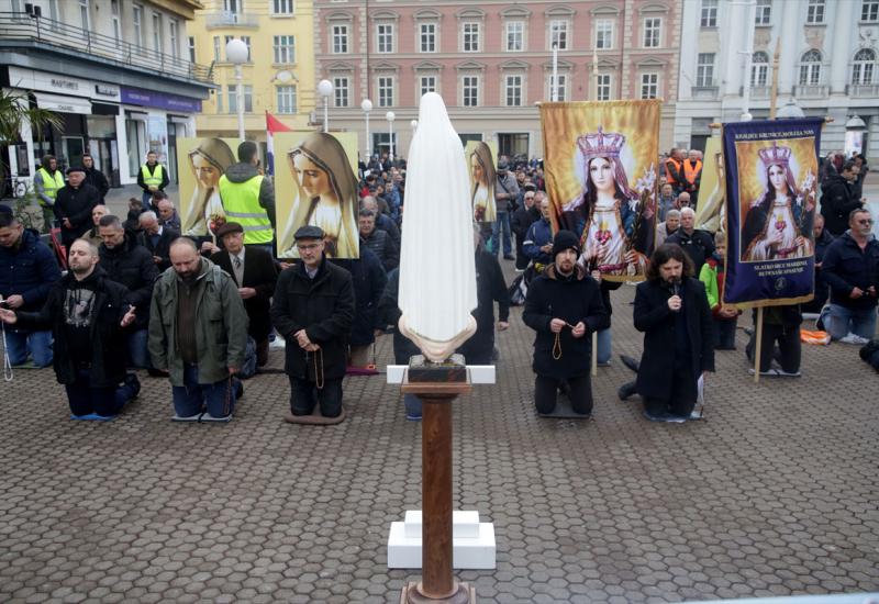 Fotografije iz Zagreba: S jedne strane mole, s druge prosvjeduju protiv njih