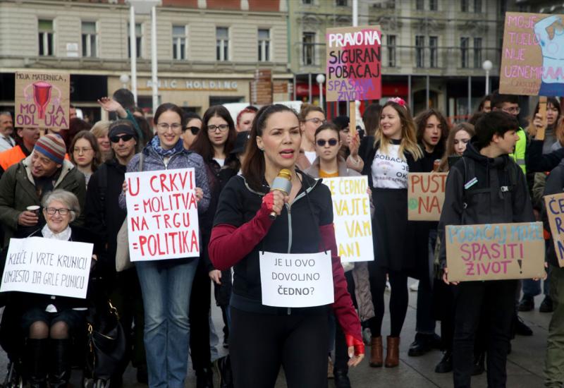 Molitva i prosvjed u središtu Zagreba - Fotografije iz Zagreba: S jedne strane mole, s druge prosvjeduju protiv njih