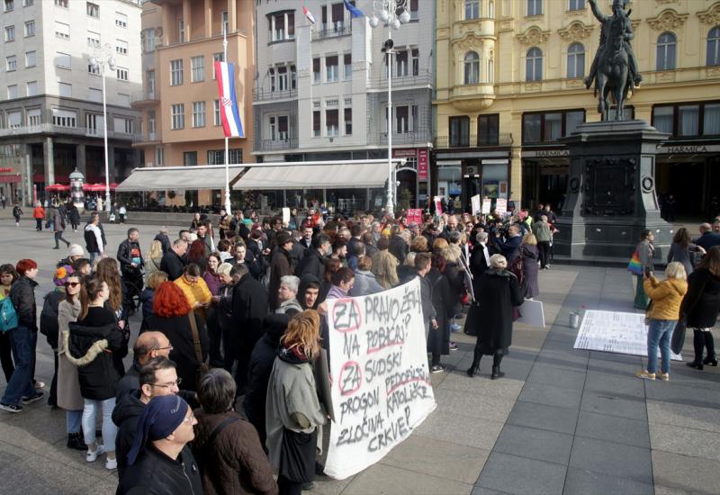 Molitva i prosvjed u središtu Zagreba - Fotografije iz Zagreba: S jedne strane mole, s druge prosvjeduju protiv njih