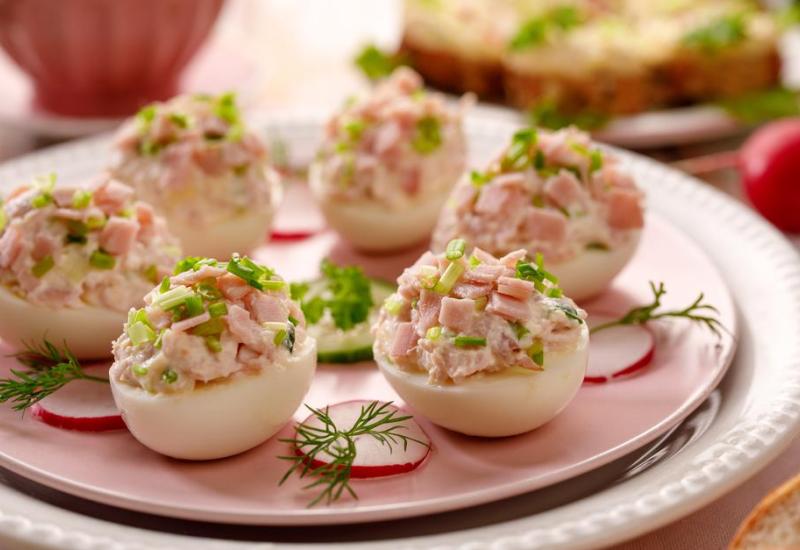 Punjena jaja s majonezom i šunkom - Dva brza i fina recepta za Uskrs